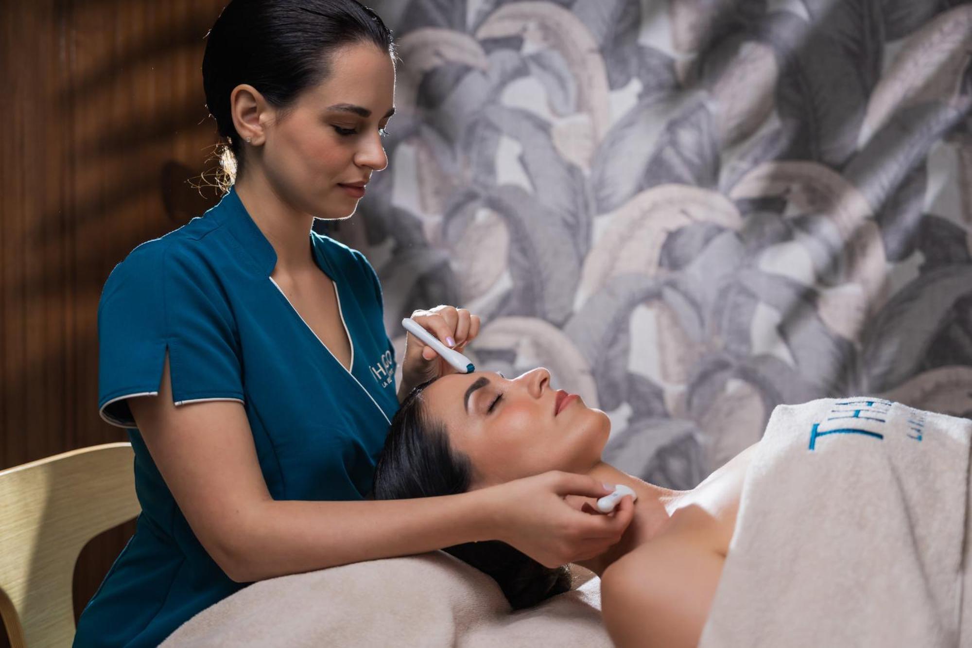 Hilton Rijeka Costabella Beach Resort And Spa Exterior foto A woman receiving a facial treatment